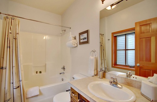 Friday Harbor Condo | San Juan Suites- Channel Room! Downtown!