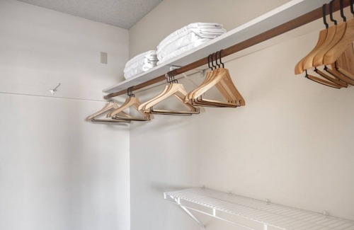 Central San Mateo Apartment | San Mateo 2BR w/ W/D, BBQ & Pool, near Caltrain