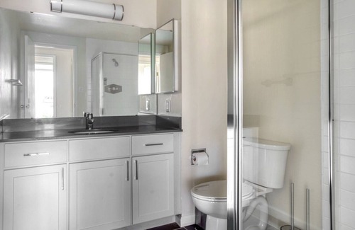 Central San Mateo Apartment | San Mateo 2BR w/ W/D, BBQ & Pool, near Caltrain