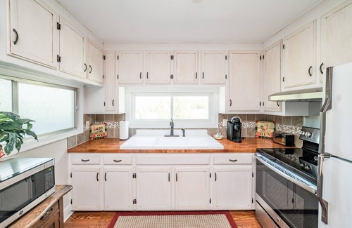 Bedford Apartment | Sanctuary Suite: Breathtaking Mountain Views, Private Farmhouse Apartment