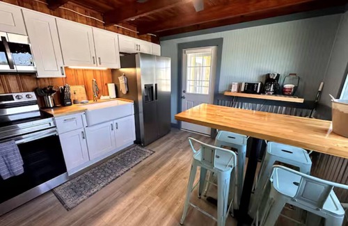 Colington Cottage | Sand Life - Pelican's Southern Nest! - Pet Friendly!