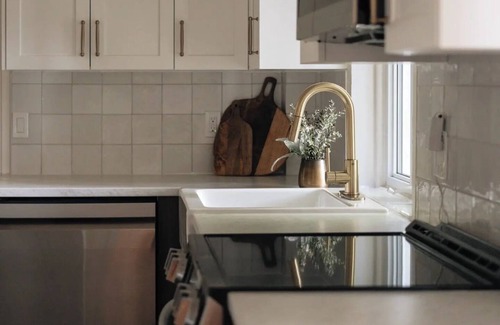 Sainte-Agathe-des-Monts Ski Chalet | Sand & Snow: Luxury Lakefront Retreat w/Spa