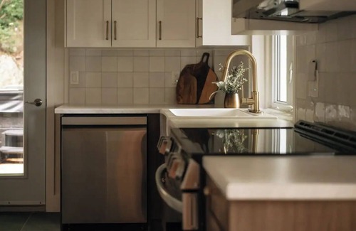 Sainte-Agathe-des-Monts Ski Chalet | Sand & Snow: Luxury Lakefront Retreat w/Spa