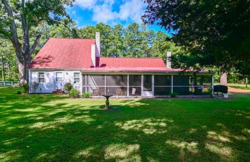 Fentress House | Sandbridge Farmhouse…1 mile to Sandbridge, all new renovation, 2 acres, pool