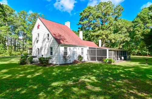 Fentress House | Sandbridge Farmhouse…1 mile to Sandbridge, all new renovation, 2 acres, pool