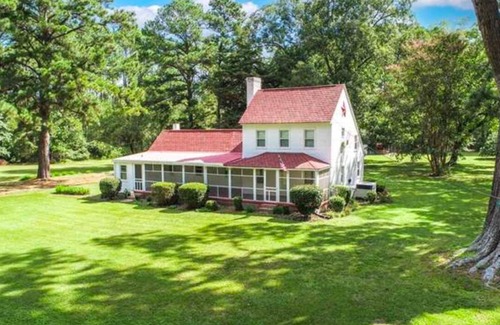 Fentress House | Sandbridge Farmhouse…1 mile to Sandbridge, all new renovation, 2 acres, pool