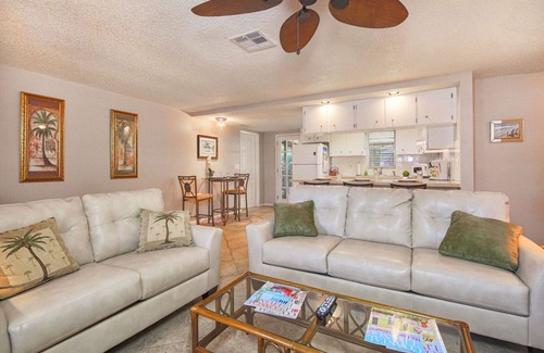 South Venice House | Sandcastle Cottage - Screened Patio - Fenced Yard - Pets OK