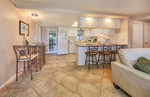 South Venice House | Sandcastle Cottage - Screened Patio - Fenced Yard - Pets OK