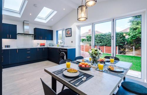 Trafford House | Sandileigh House by YourStays - Luxurious 3 Bedroom House in Altrincham