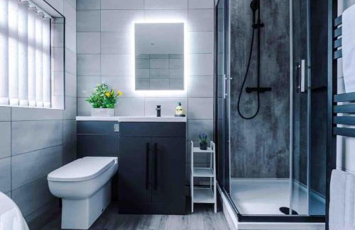 Trafford House | Sandileigh House by YourStays - Luxurious 3 Bedroom House in Altrincham