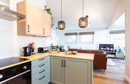 Carnforth Cabin | Sandmartin Lodge a lakeshore haven @ Pine Lake Resort