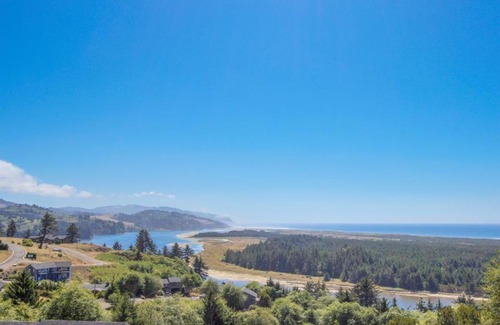 Pacific City House | Sandpiper Cottage - Meredith Lodging