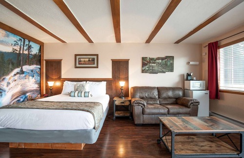 Ocean Shores Hotel | Sandpiper - Queen Studio Room at Wanderlust Inn, Pet Friendly
