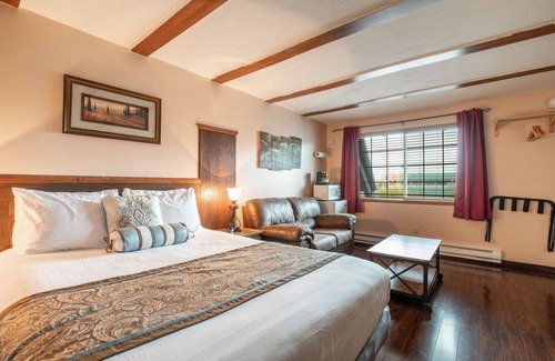Ocean Shores Hotel | Sandpiper - Queen Studio Room at Wanderlust Inn, Pet Friendly