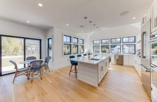 Silver Beach House | Sandpoint by Rove Travel Modern 5BR Family Home with Pool