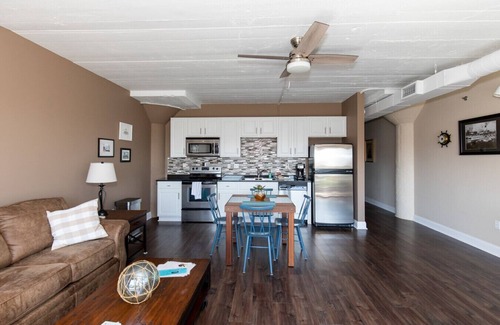 Sandusky Condo | Sandusky Bay Waterfront Views For Four!