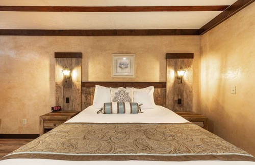Ocean Shores Hotel | Sandy Duck - Queen Studio Room at Wanderlust Inn, Pet Friendly
