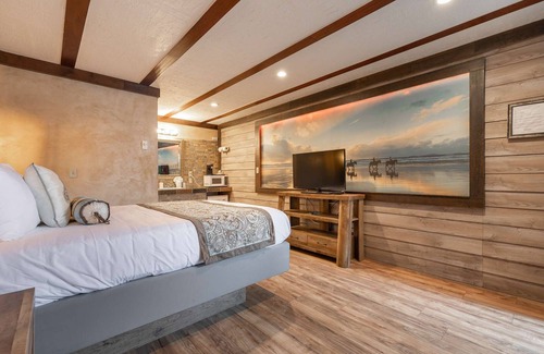 Ocean Shores Hotel | Sandy Duck - Queen Studio Room at Wanderlust Inn, Pet Friendly
