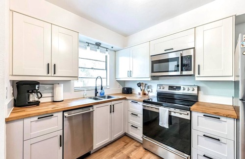 Iona Condo | Sandy Feet Retreat! Minutes to Sanibel and Bunche Beach.