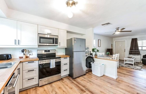 Iona Condo | Sandy Feet Retreat! Minutes to Sanibel and Bunche Beach.