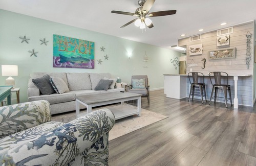 Navarre Beach House | Sandy Paws-Cute 1 bedroom, 1 block from the beach! Sleeps 4. Pup friendly!