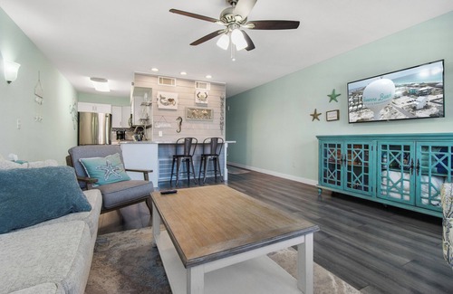 Navarre Beach House | Sandy Paws-Cute 1 bedroom, 1 block from the beach! Sleeps 4. Pup friendly!