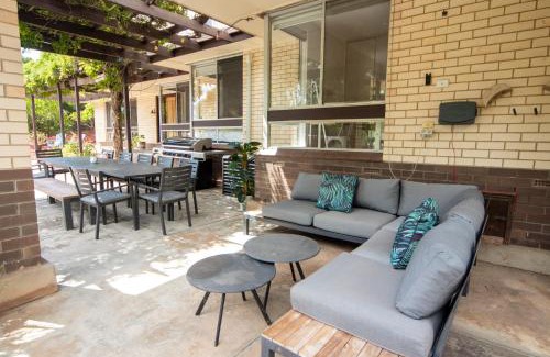 Seacliff Park House | Sandy Pool Shack - Pet Friendly