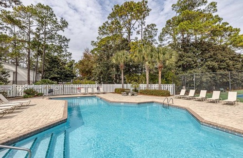 Saint Simons Heights Condo | Sandy Toes. Cozy 2 Bedroom 2 Full bath. Sleeps 6. 30 day rental rates available