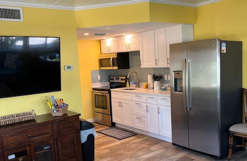 Englewood House | Sandy Toes Retreat.Beachside of Street.150 Steps to Stunning Sunsets Await Y