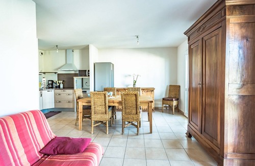 Sanguinet Apartment | Sanguinet beautiful apartment sleeps 4/6 in residence with swimming pool in the center of town and.