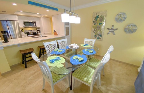 Punta Rassa Condo | Sanibel Harbour Resort Harbour Tower 713: Relaxing in the tropics in this beach themed condo