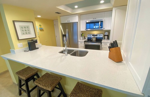 Punta Rassa Condo | Sanibel Harbour Resort Harbour Tower 713: Relaxing in the tropics in this beach themed condo