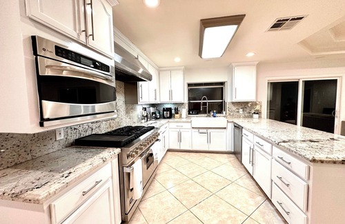 Floral Park House | Santa Ana Royal prestige home/pool-spa resort style/Disneyland/Beaches/16guest