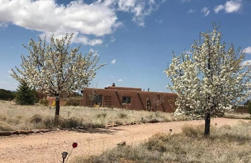 Eldorado at Santa Fe House | Santa Fe charm with Eldorado space, quiet, mountain views and dark skies.