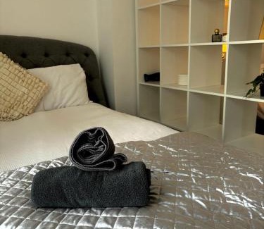 Southport Apartment | Santiago Suite 3 - A Stylish Southport Apartment