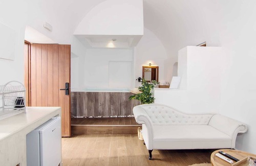 Akrotiri Apartment | Santorini Luxury Suite w/Rooftop HotTub & SeaView