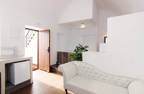 Akrotiri Apartment | Santorini Luxury Suite w/Rooftop HotTub & SeaView