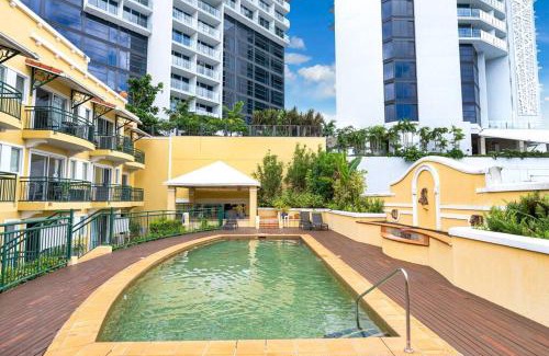 Cairns Central Business District Apartment | Sapphire Suite - Central Boutique Resort Vibes