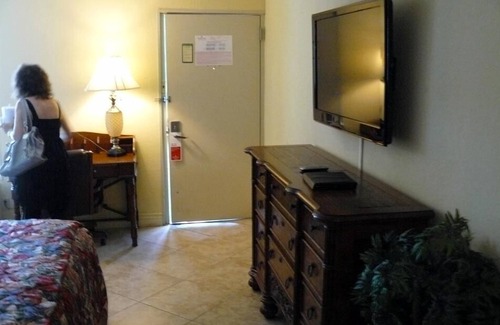 Trailer Estates Hotel | Sarasota “Executive Waterfront Suite” A hotel rm # 103 on Sara Bay Marina