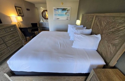 Trailer Estates Hotel | Sarasota “Executive Waterfront Suite” A hotel rm # 103 on Sara Bay Marina