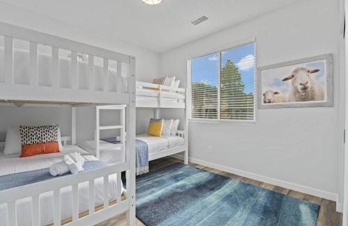 Point Loma Heights House | Saratoga Sunset - Rooftop - Sleek - Walk to Beach