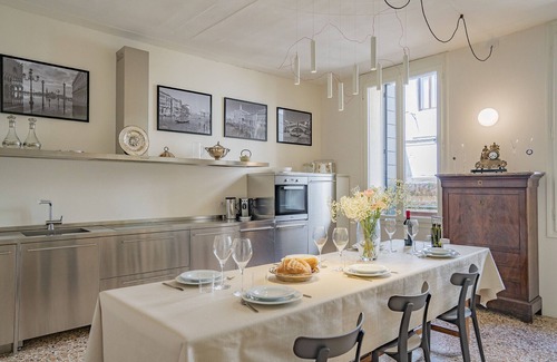 Cannaregio Apartment | Sartor Apartment with Canal View and Private Court