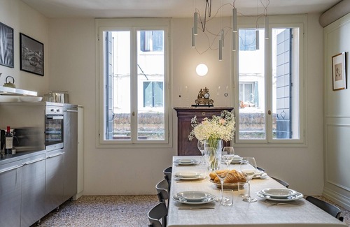 Cannaregio Apartment | Sartor Apartment with Canal View and Private Court