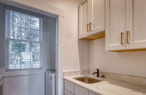 Melrose on the Beach House | Sassafrass Cottage with Ocean Views