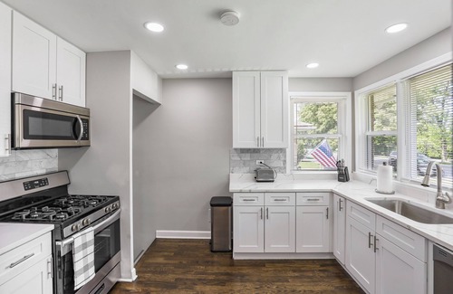 Skokie House | Sassy Stokie Stay: 3 BR+2BA Cozy Charming House
