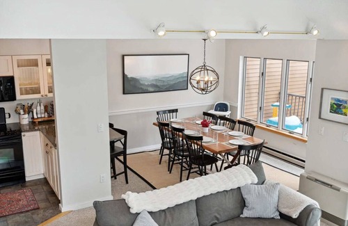 West Hartford Condo | Sauna, Comm. Pool, Walk to Club - Deere Run 4A