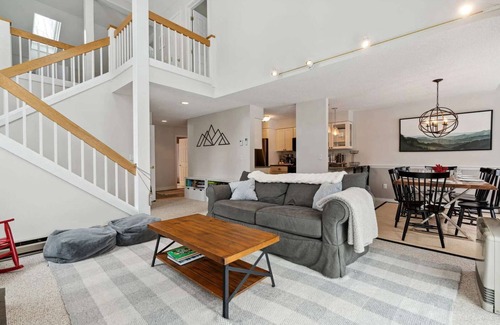 West Hartford Condo | Sauna, Comm. Pool, Walk to Club - Deere Run 4A