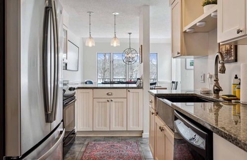 West Hartford Condo | Sauna, Comm. Pool, Walk to Club - Deere Run 4A