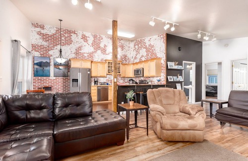 Valdez House | Sauna - Heated Garage - Great Location - Mountain Views - Quiet Neighborhood