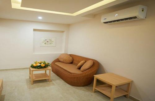 Irinjalakuda Hotel | Sauparnika Regency